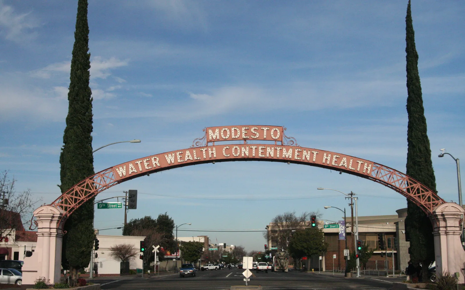Modesto Arch spanning a downtown street beneath a blue sky